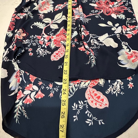 New York & Co navy blue background Floral pattern cap sleeve blouse. Like New. - Picture 5 of 6